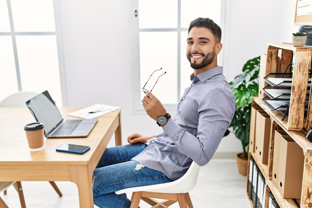 joven-arabe-sonriendo-confiado-usando-computadora-portatil-que-trabaja-oficina.jpg